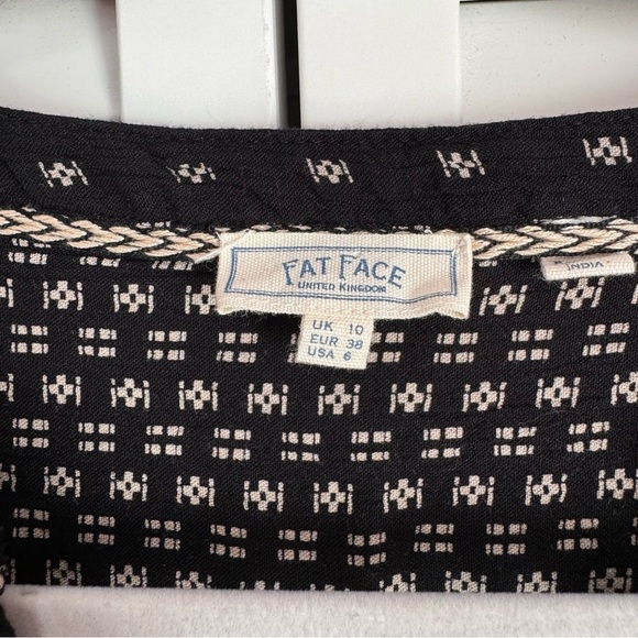 Fat Face V Neck Flowy Geo Print Black Blouse Top Size 6 - Picture 4 of 11